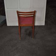 Set of 5 brown wooden chairs from the 70s, with red fabric seats - 2 with armrests.