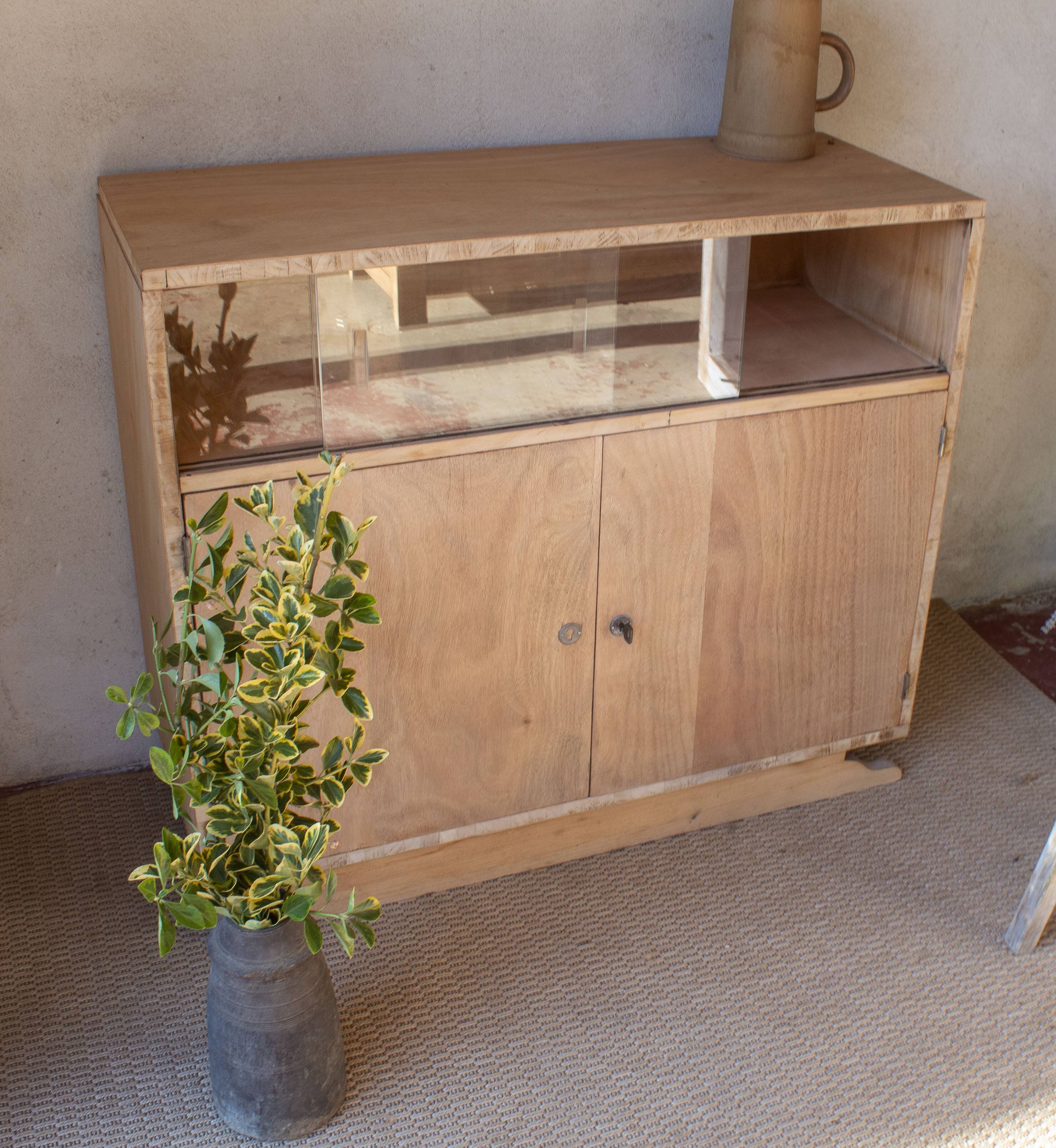 Low glass display cabinet