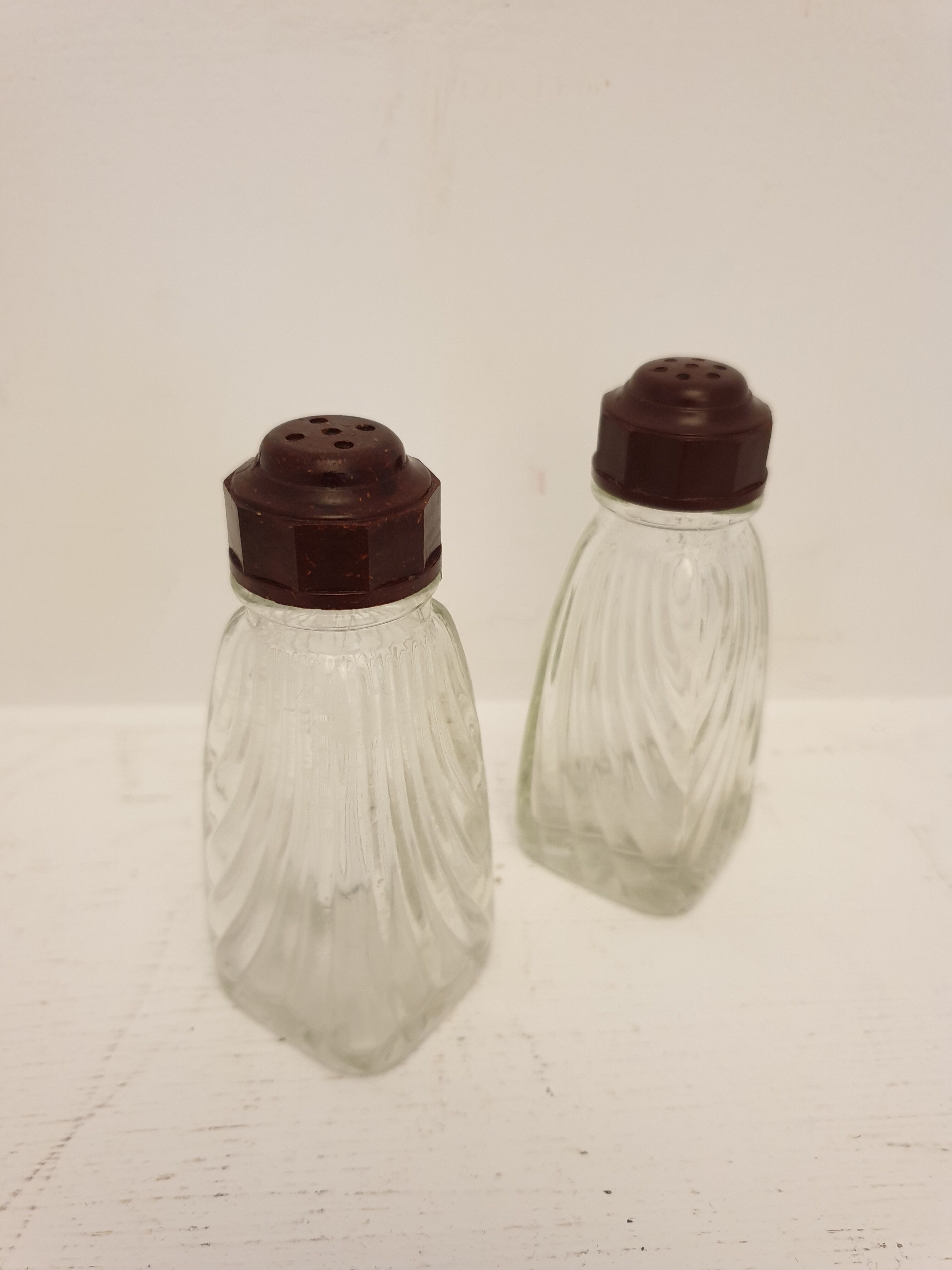 Glass and bakelite art deco salières