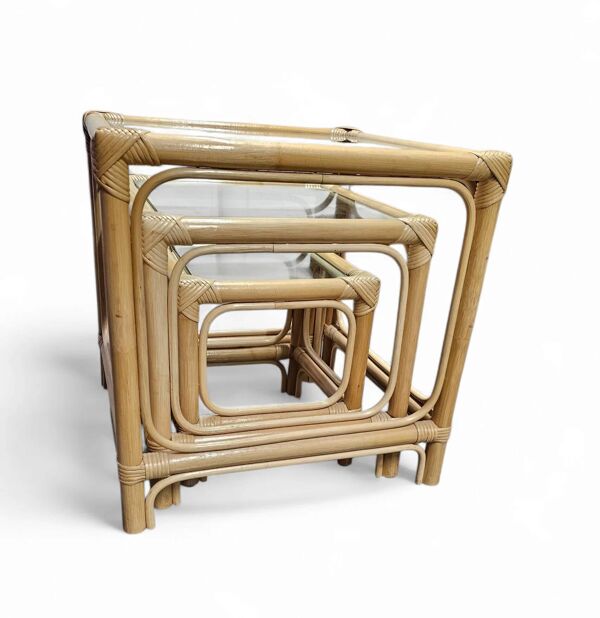 Ensemble de tables gigognes en bambou / plateaux en verre transparent / tables d'appoint / 1970