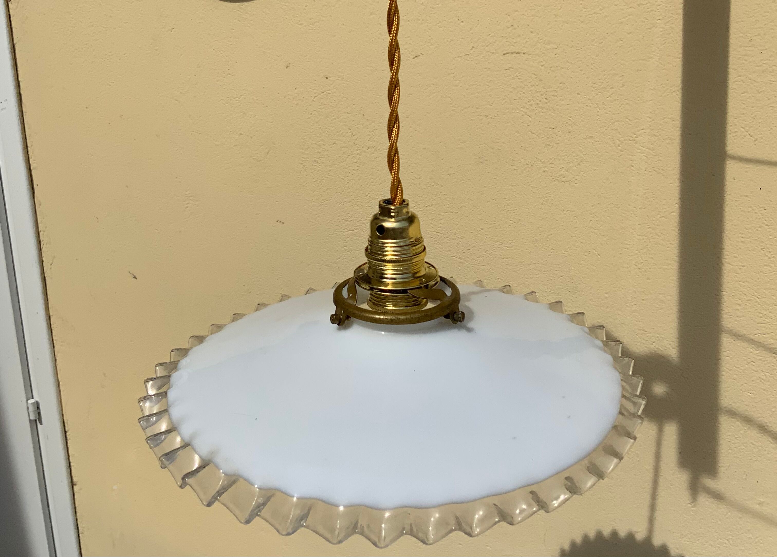 Suspension vintage en verre opaline forme mouchoir plissé diamètre 24 cm griffe laiton