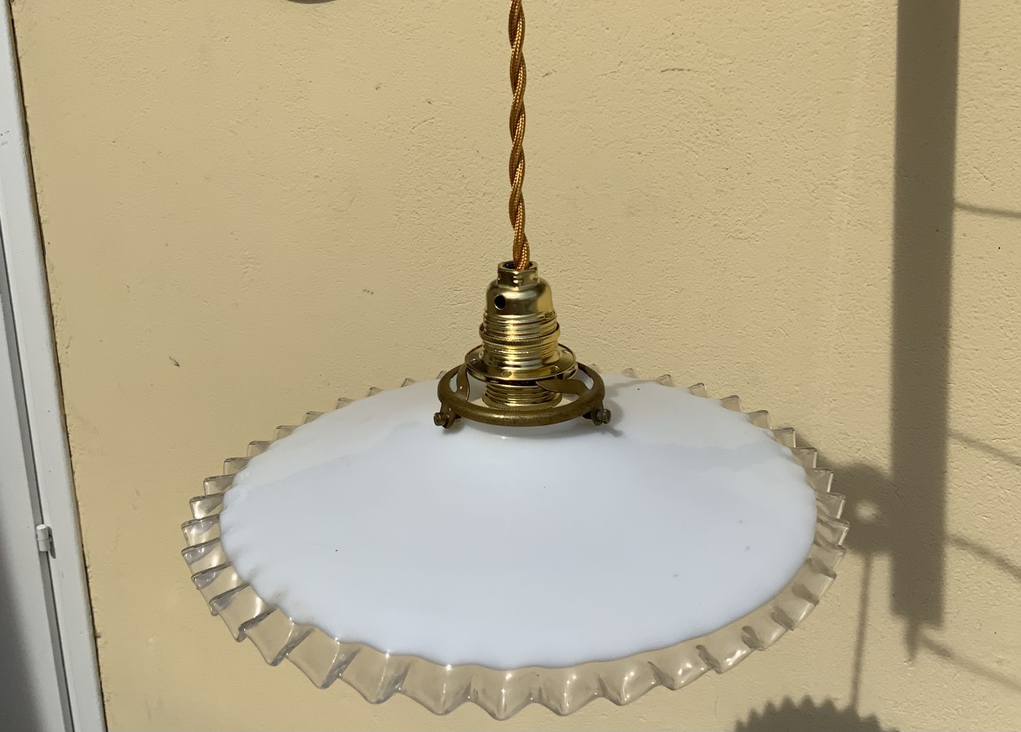 Vintage suspension in opaline glass shape pleated handkerchief Diameter 24 cm brass claw