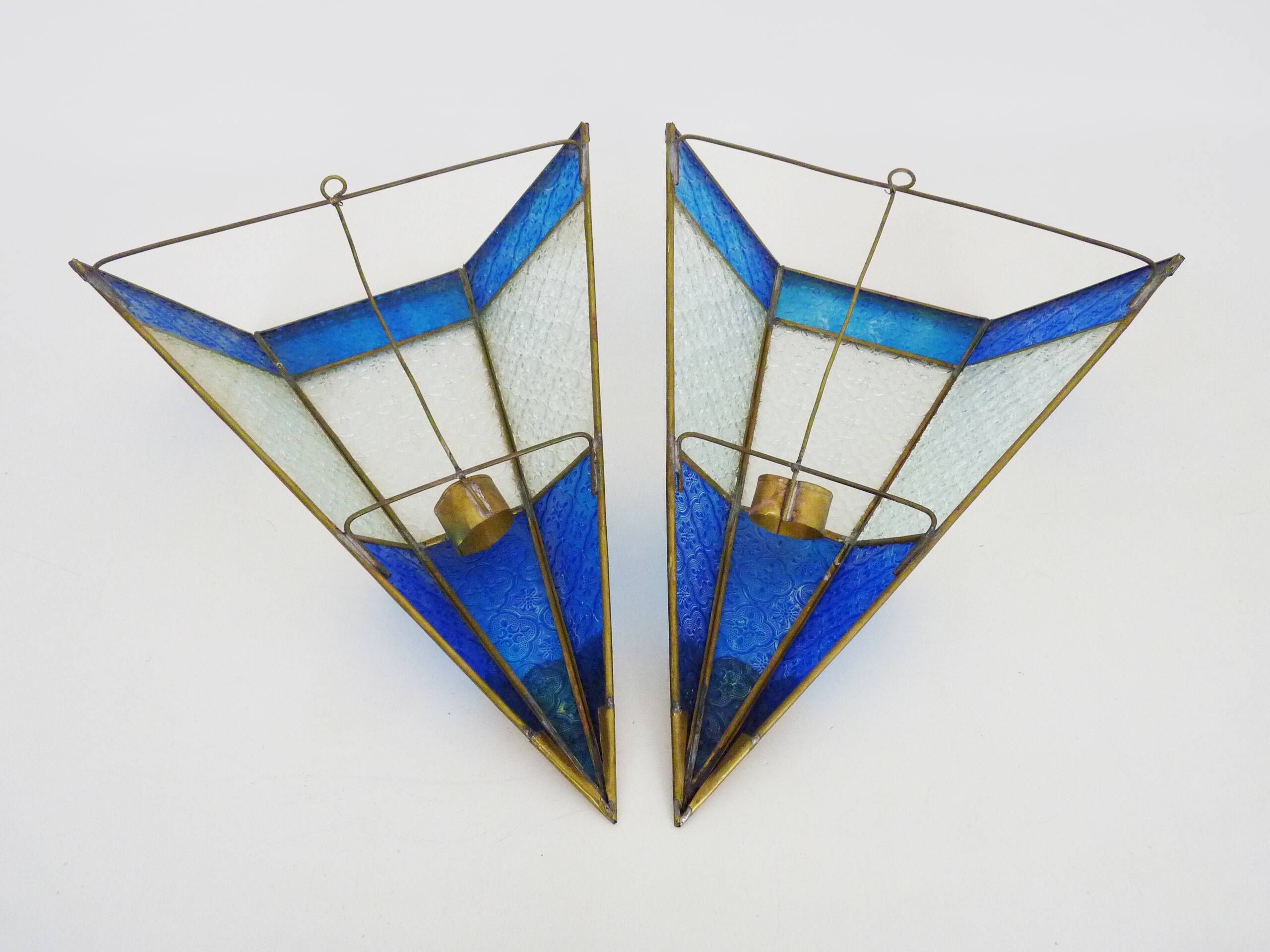 Pair of oriental triangle wall lights in copper and transparent and blue glass. 1970s