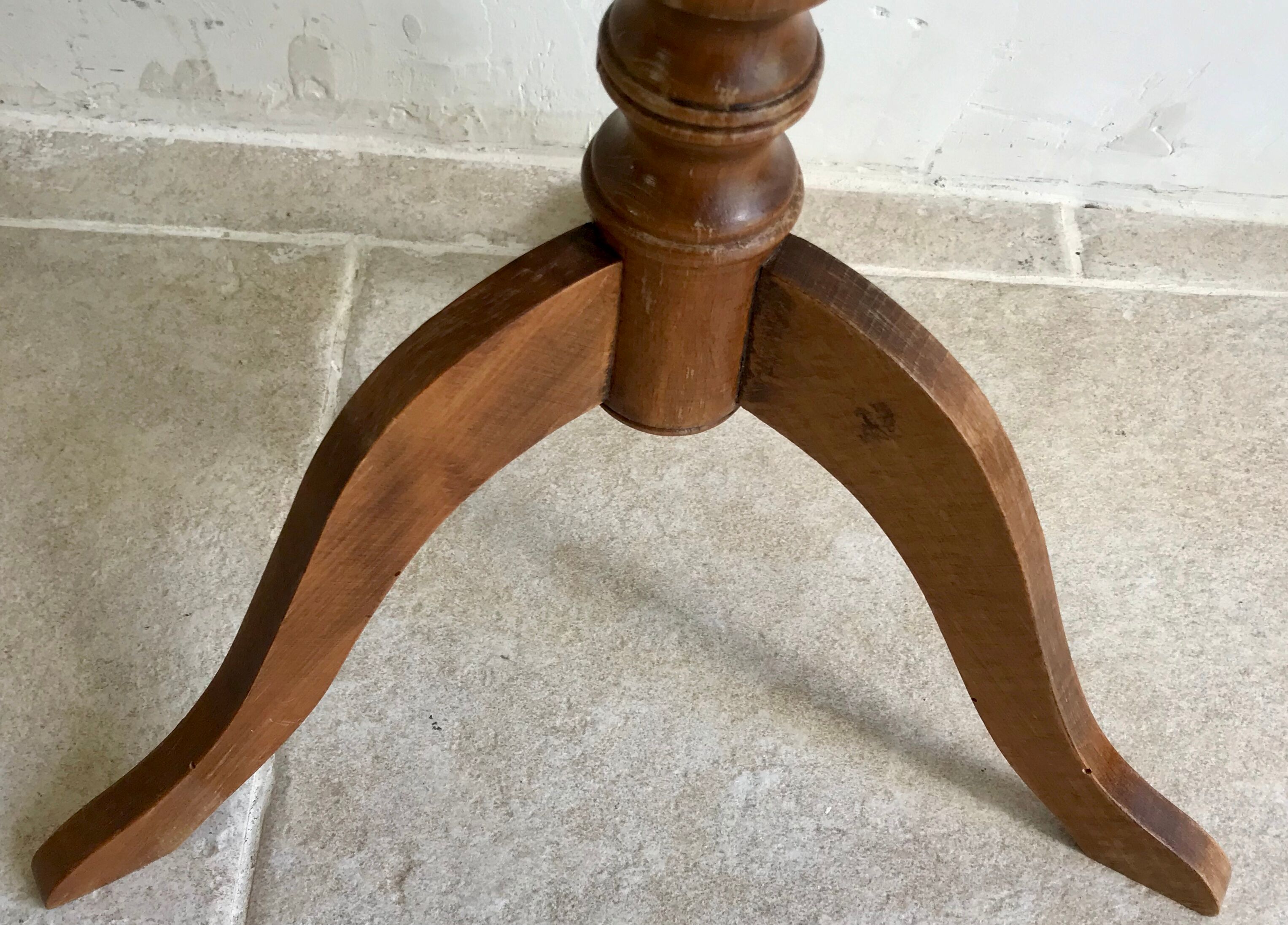 Vintage tripod pedestal
