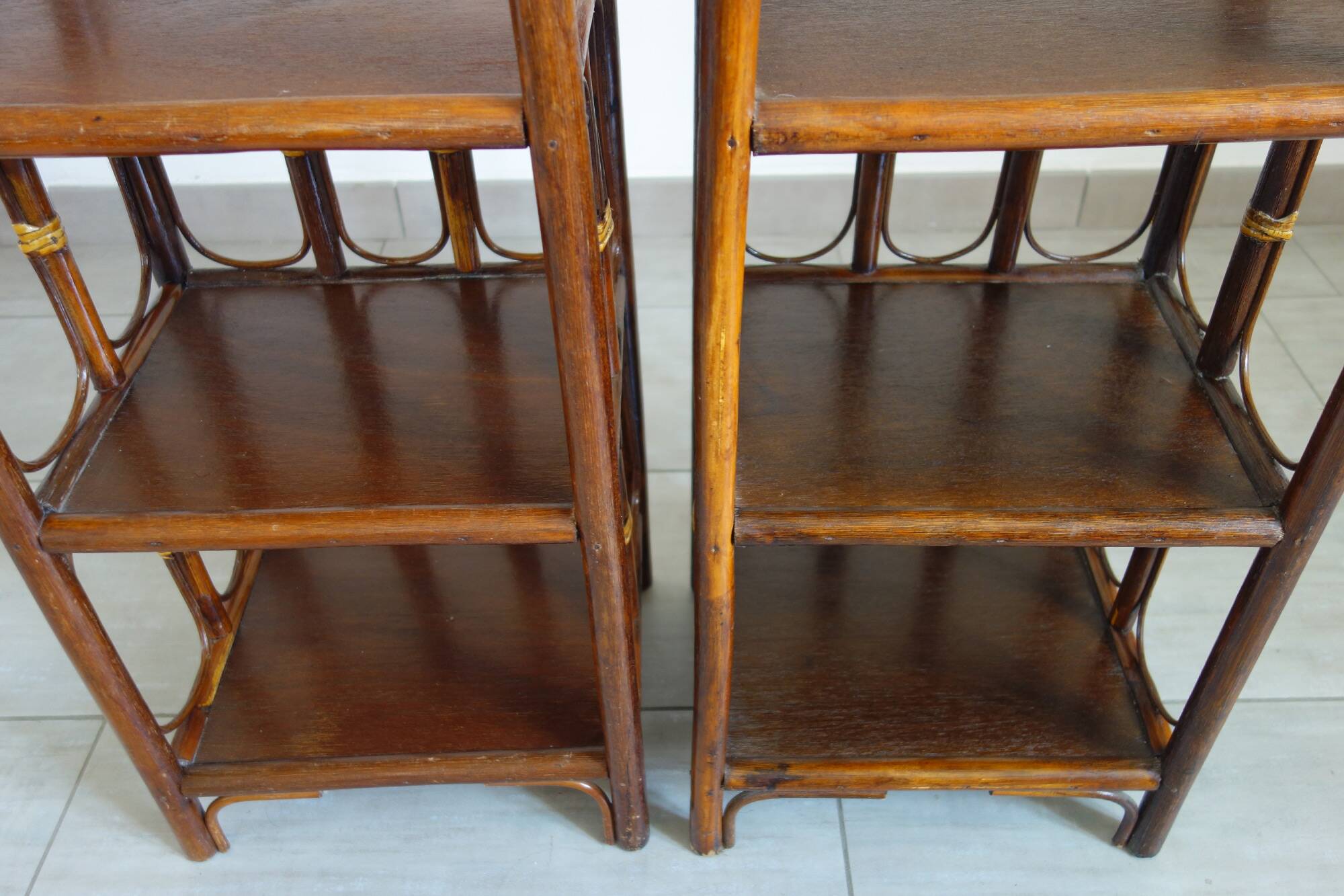 Lot 2 tables d’appoint / de chevet en rotin année 60
