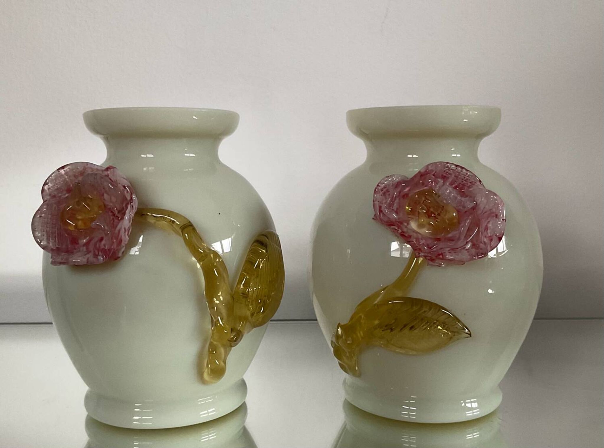 Paire de petits vases vintage en opaline et pâte de verre