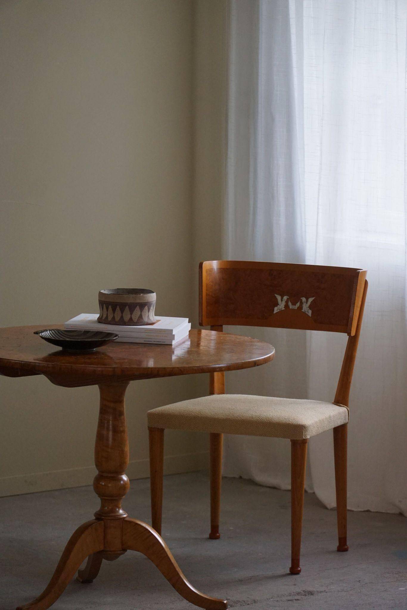Antique Swedish round folding table in burl wood, early 19th century.