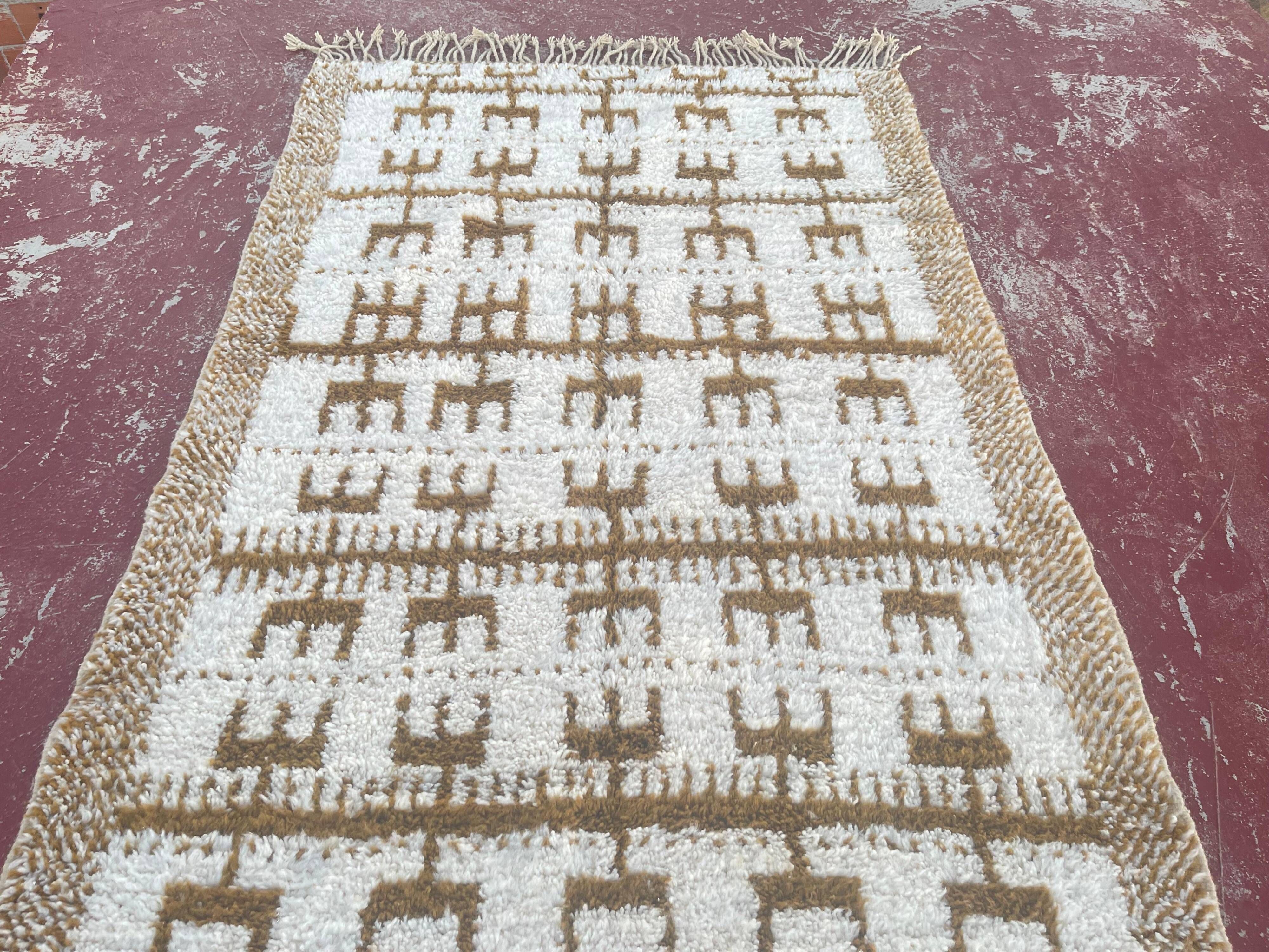 Moroccan Berber rug in cream and camel 250x200 cm – geometric patterns