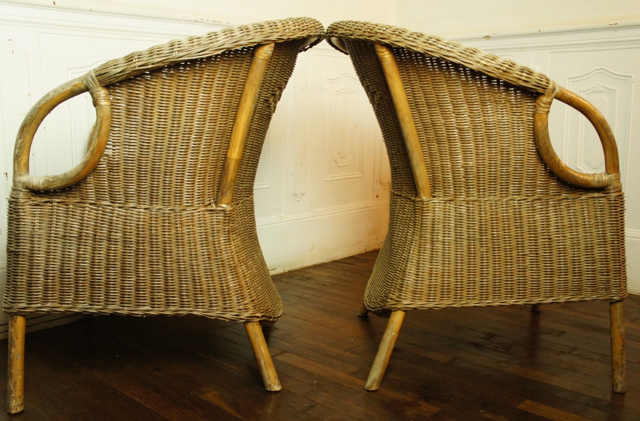 Paire de fauteuils à jupe en rotin & osier