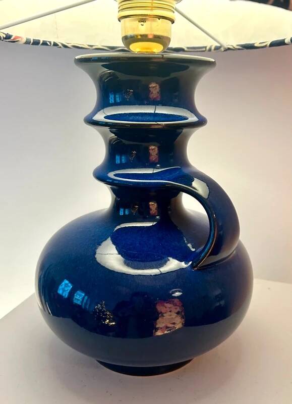 Vase en céramique ouest-allemande recyclé en lampe de table avec abat-jour japonais.