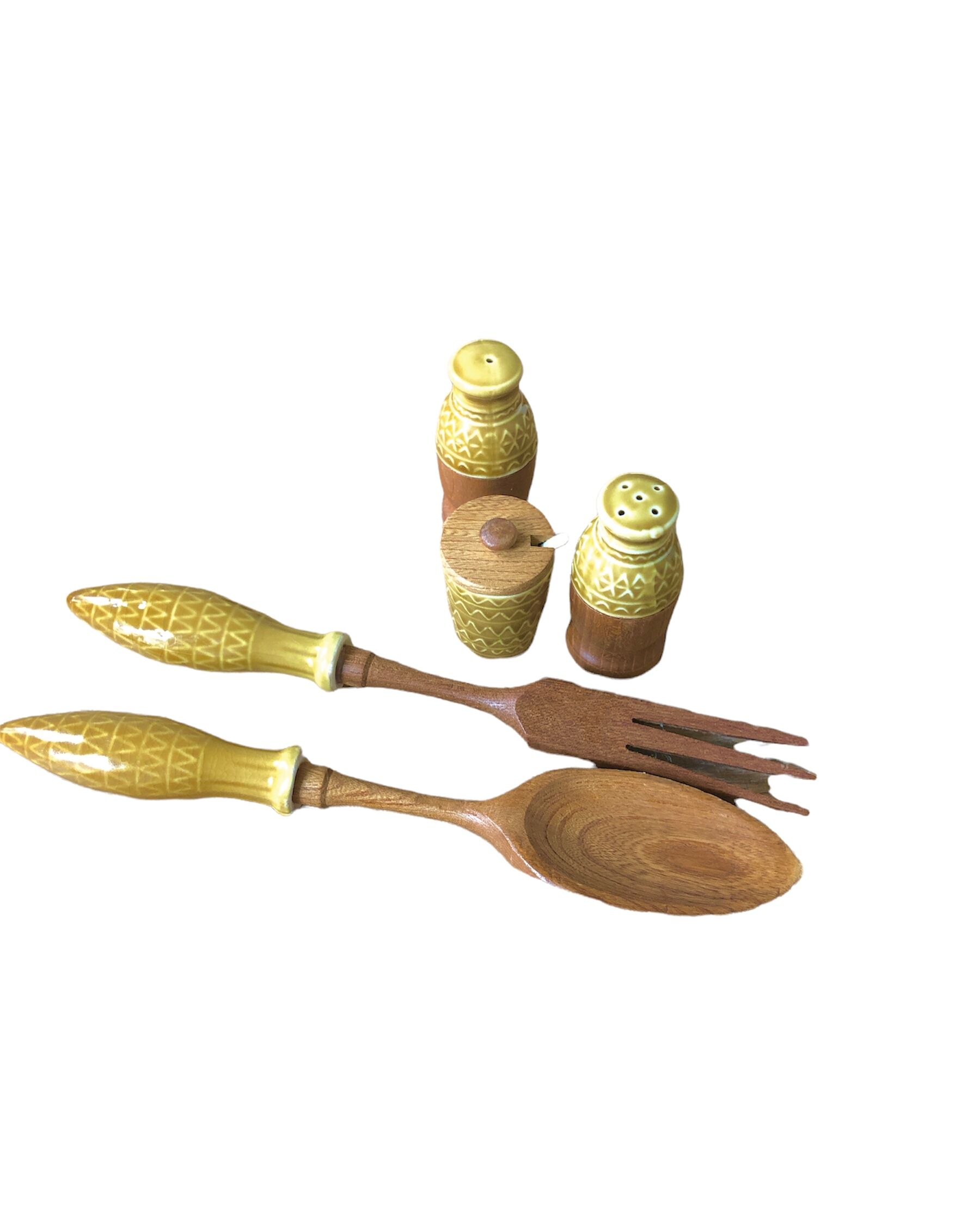 7 pieces ceramic and natural wood 70s