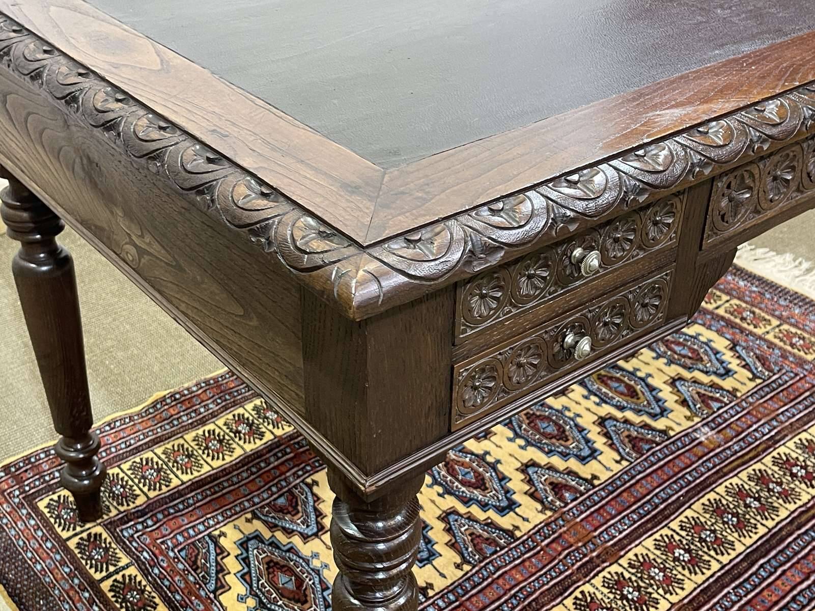 Breton desk in chestnut wood from the early 20th century.