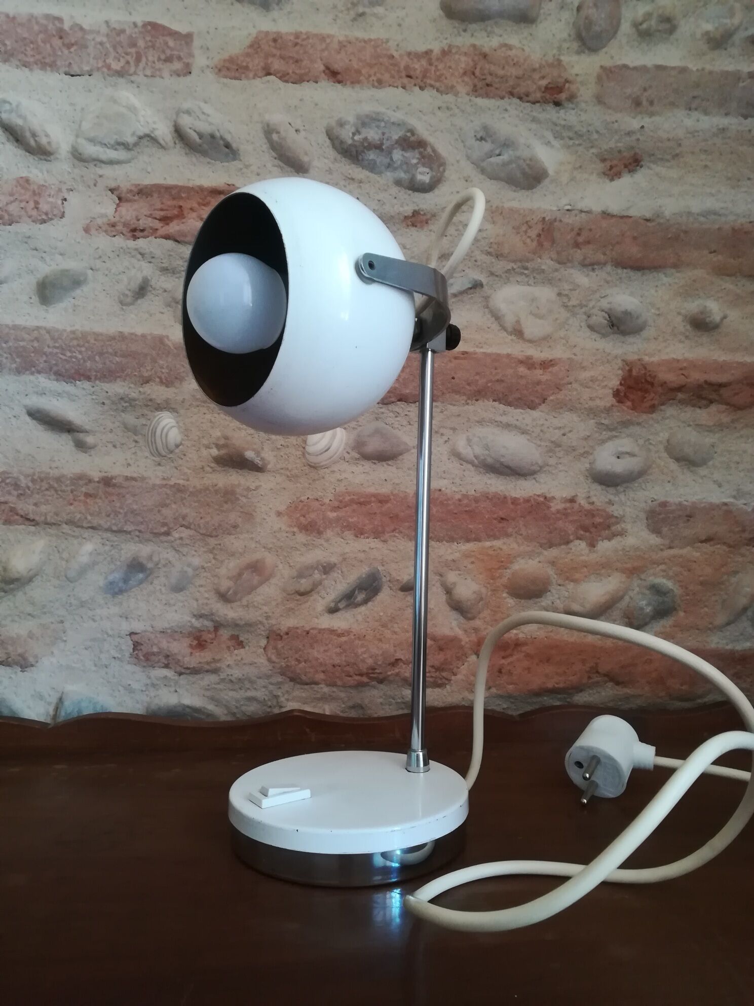 Lamp on foot eyeball