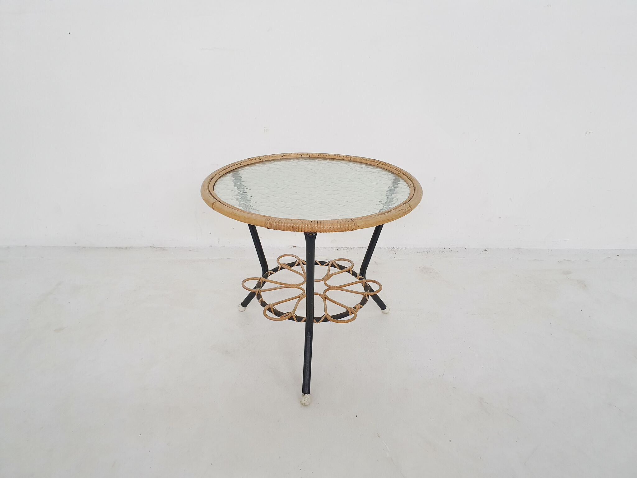 Rohe Noordwolde round glass and rattan side table, The Netherlands 1950's