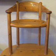 Paire de fauteuils et table en pin patiné Rainer Daumiller attr., années 1960