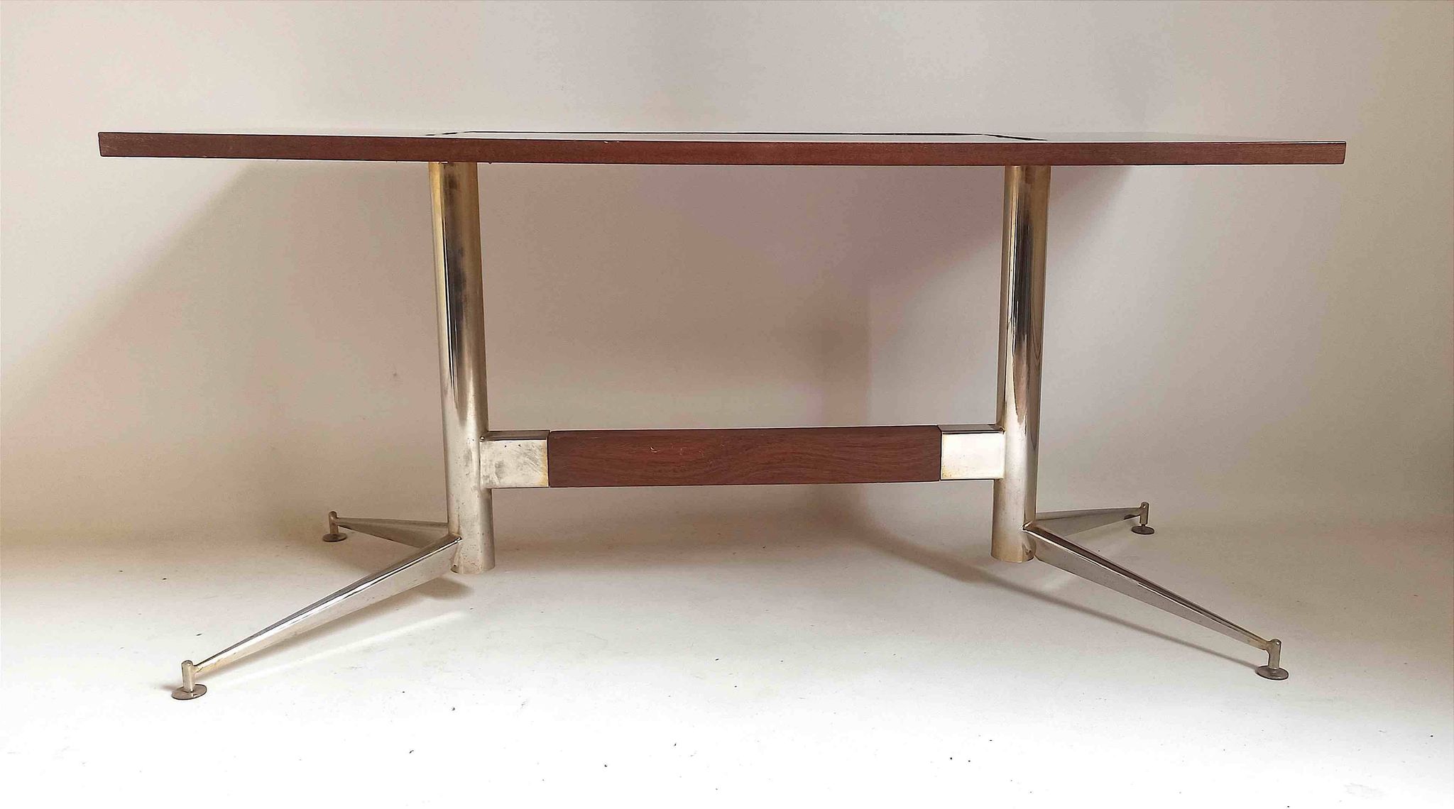 Vintage coffee table from the 1950s in mahogany and metal, with a tabletop width of 110 cm.