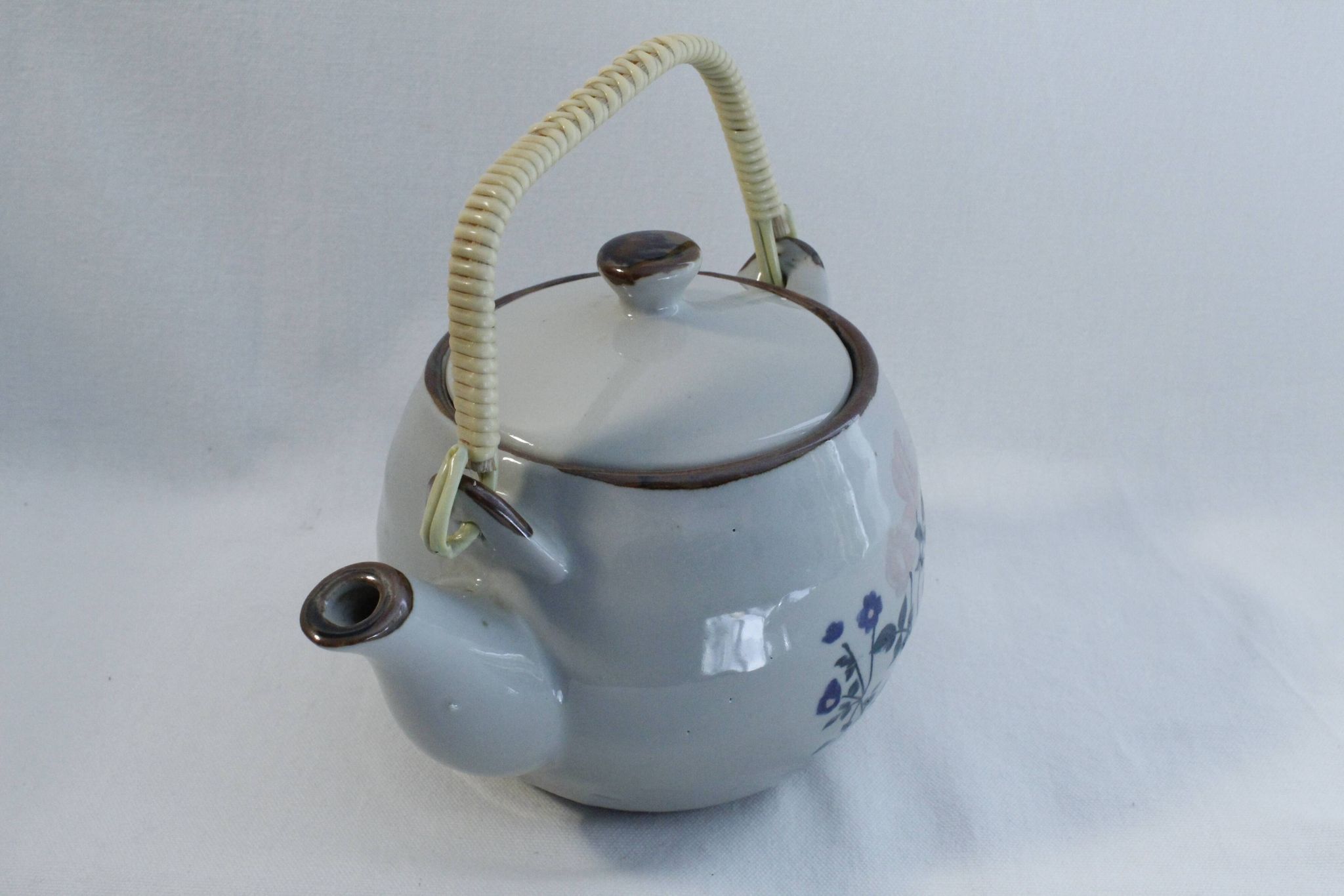 Théière vintage - motifs fleuris