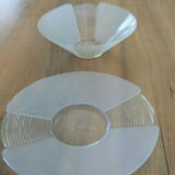 Lot d'un plat et saladier en verre sablé