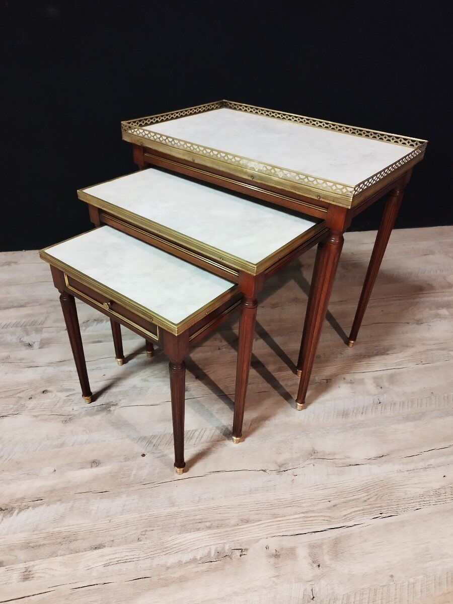 Tables gigognes Louis XVI en acajou