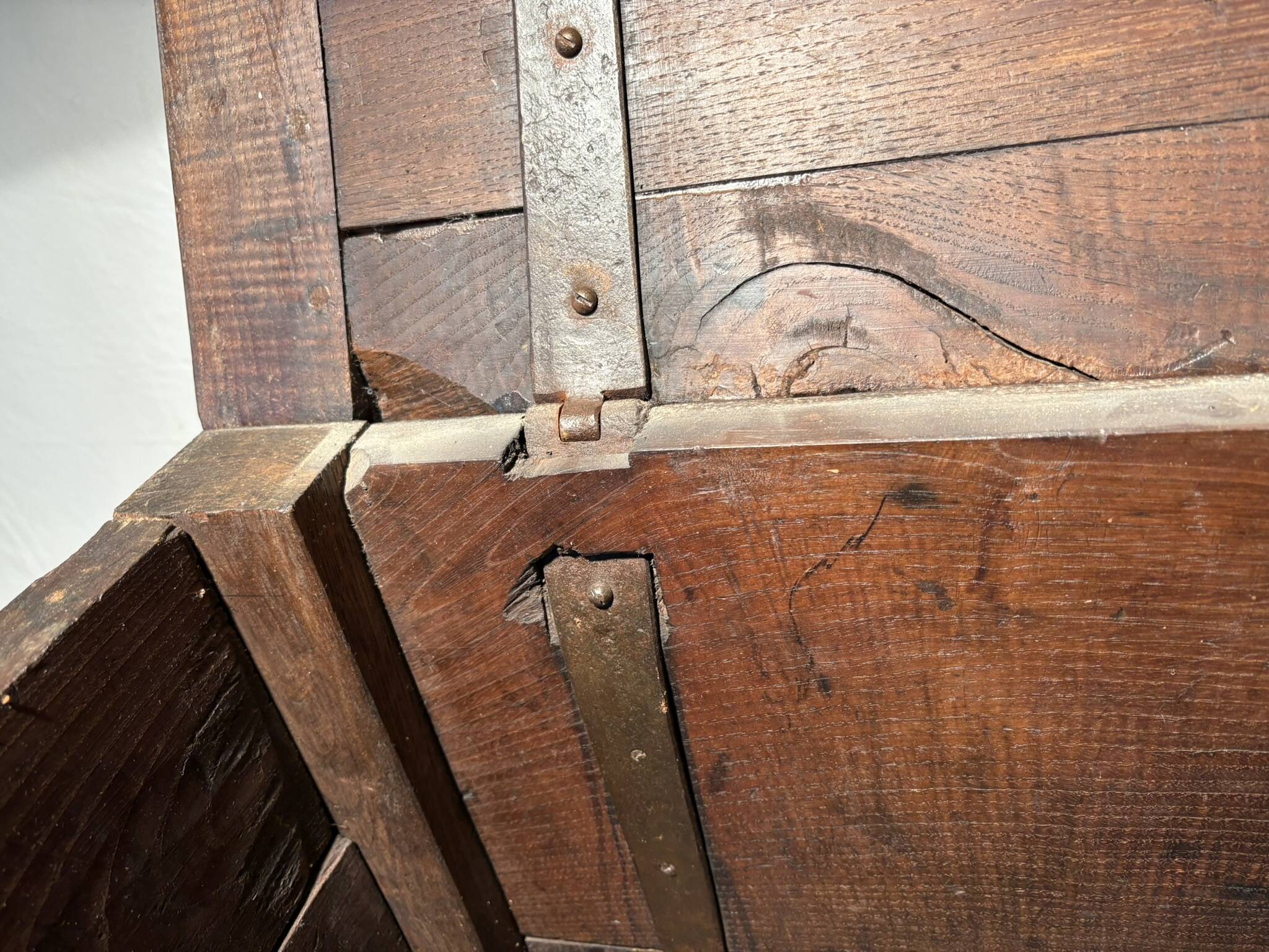 Rustic chest in old wood, original fittings