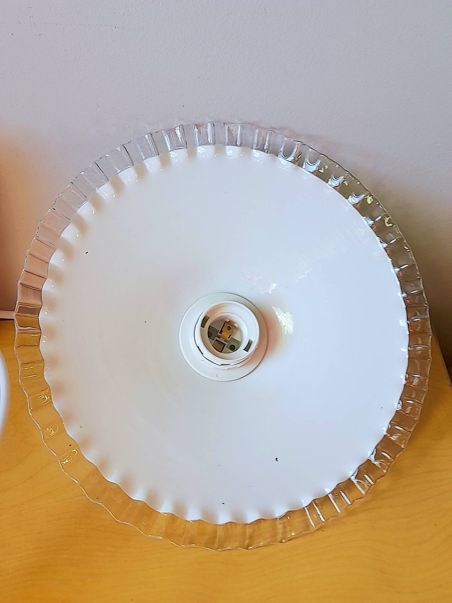 Suspension in pleated opaline