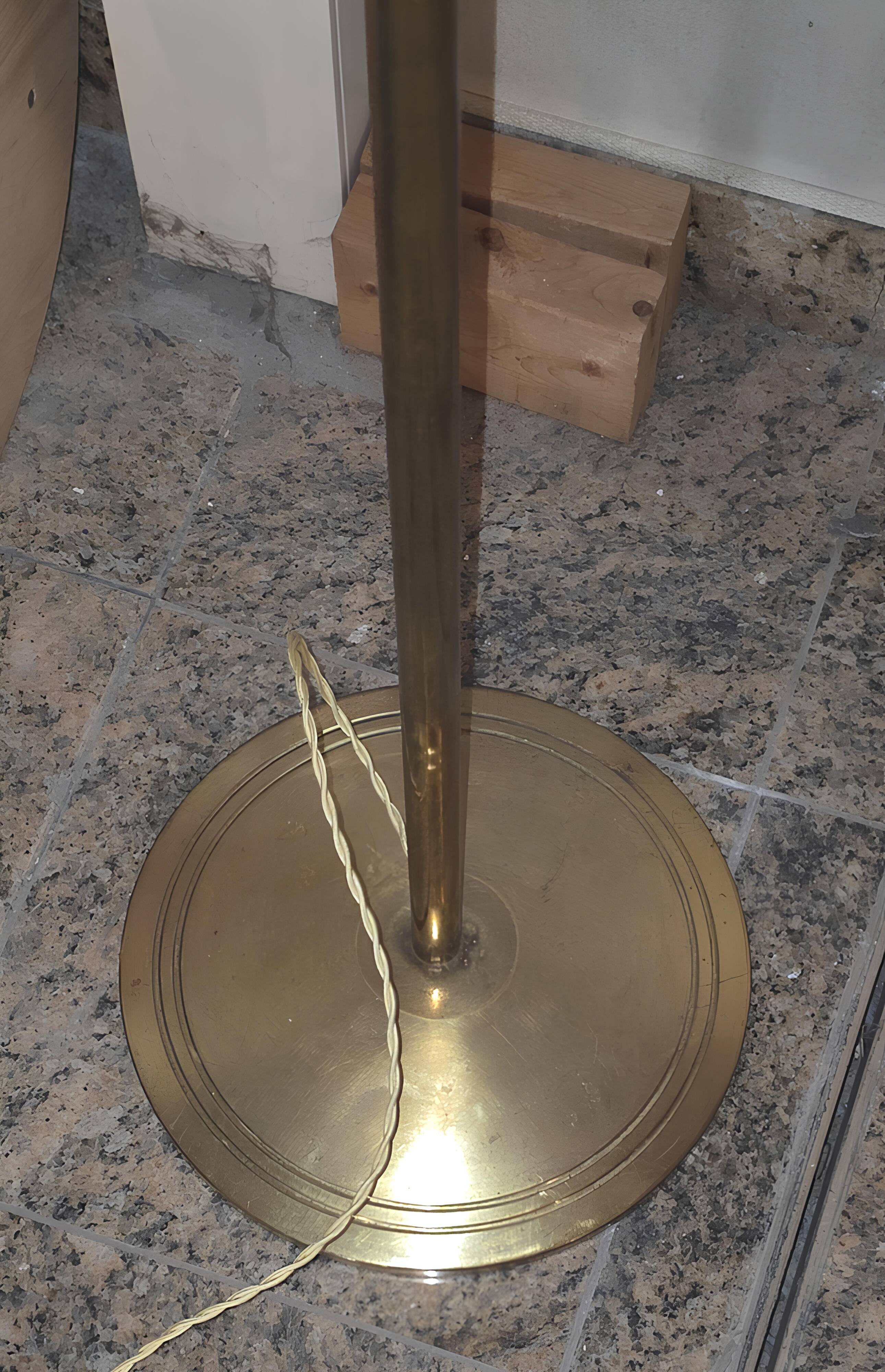 Lampadaire torchière en laiton Travail italien, circa 1965–1975