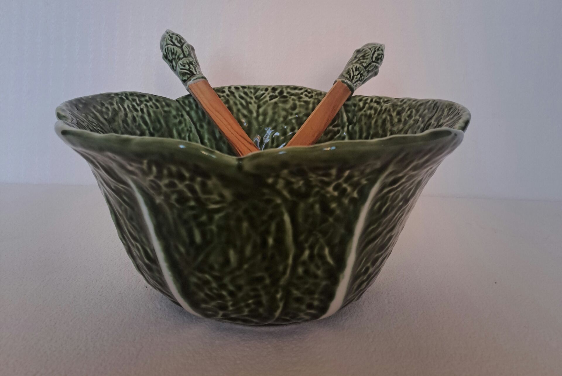 Cabbage bowl and its salad utensils in earthenware
