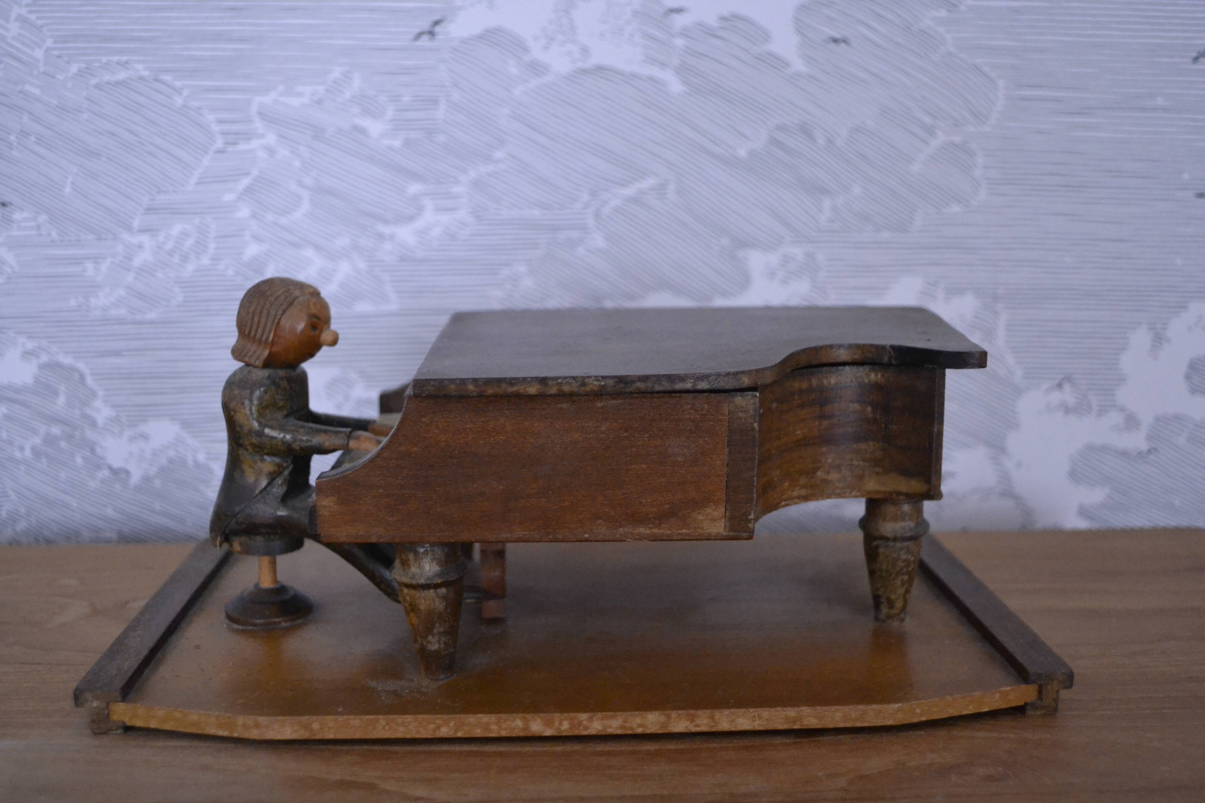 Boite à musique en bois "pianiste et son piano"