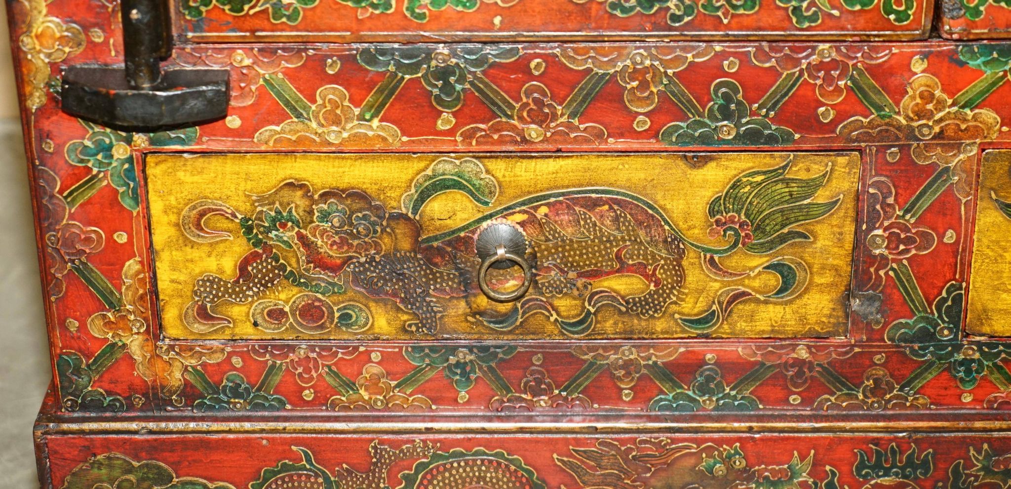 Armoire chinoise vintage peinte avec pagode et tiroirs