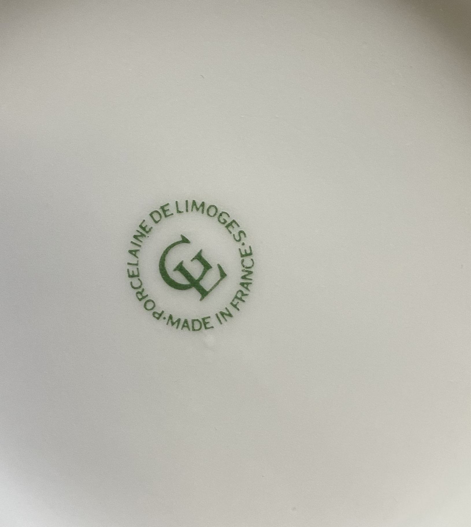 Set of 8 Paris porcelain pharmacy jars with white background with gilding