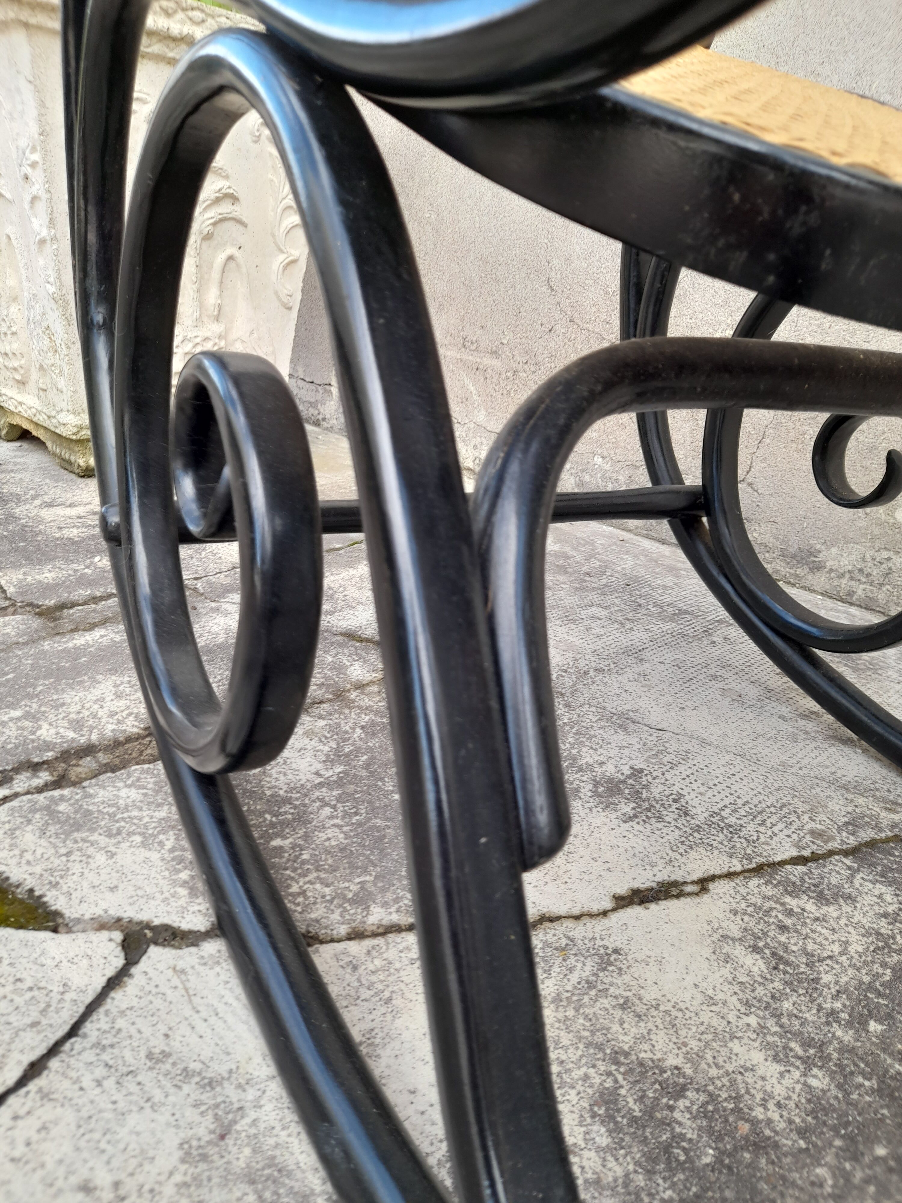 Rocking-chair noir canné bois courbé 1930