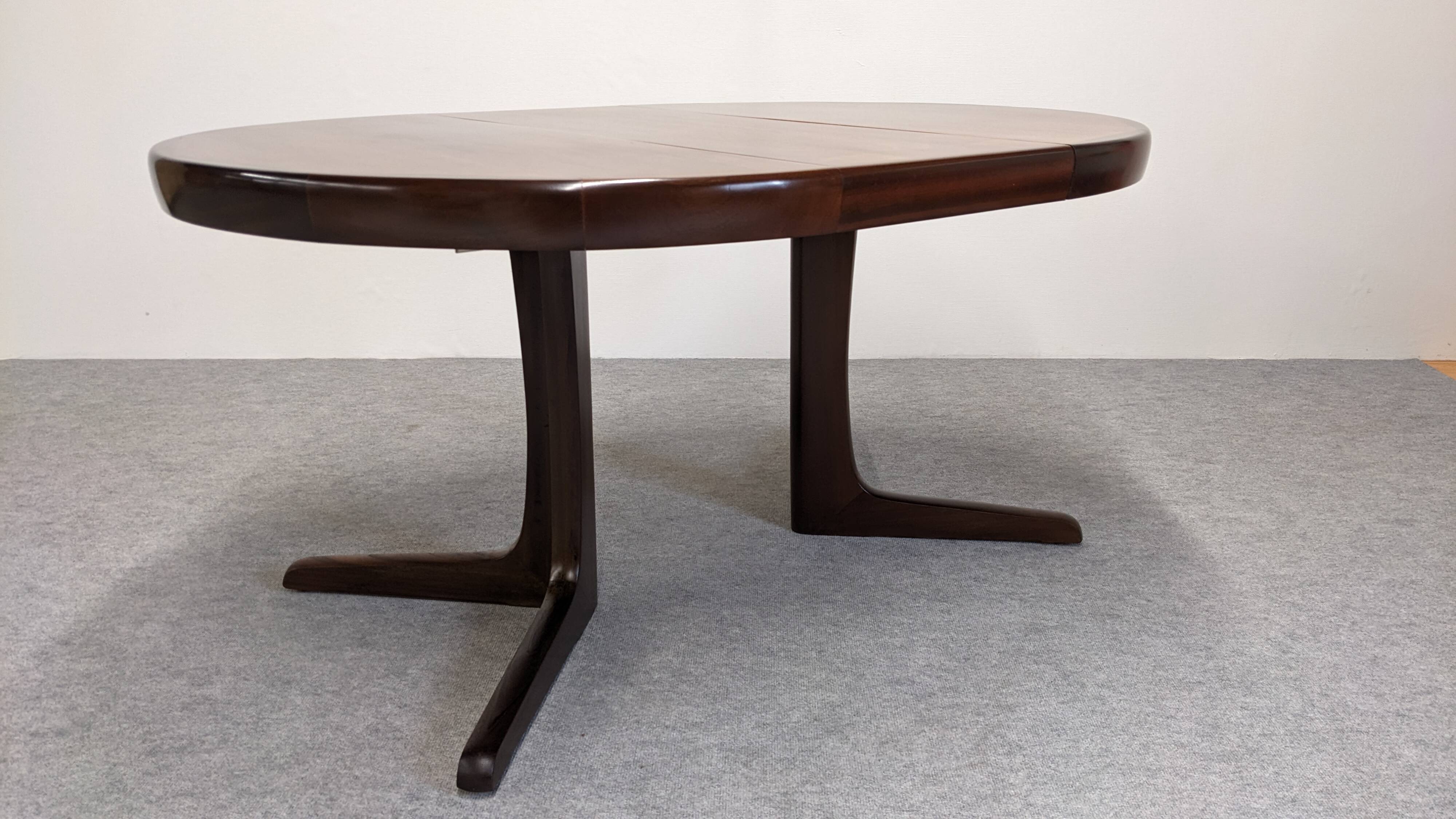 Baumann extendable dining room round table, France circa 1970.
