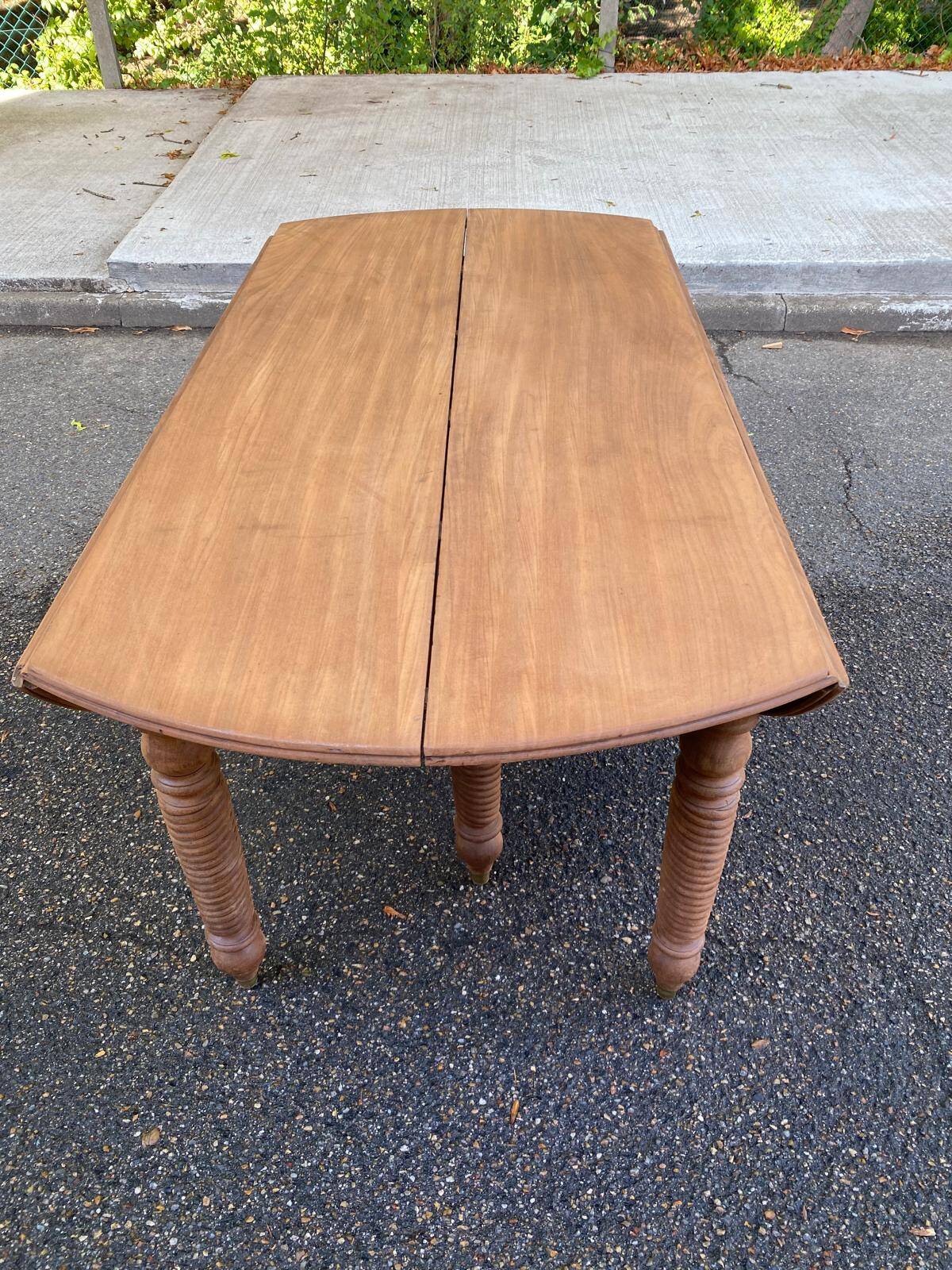 Round extendable banquet table stripped in solid mahogany with 4 extensions, 19th century.