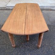 Round extendable banquet table stripped in solid mahogany with 4 extensions, 19th century.