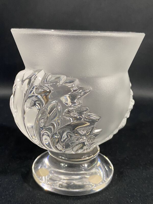 Vase sur piedouche décor feuillagé signé lalique saint-cloud paire possible