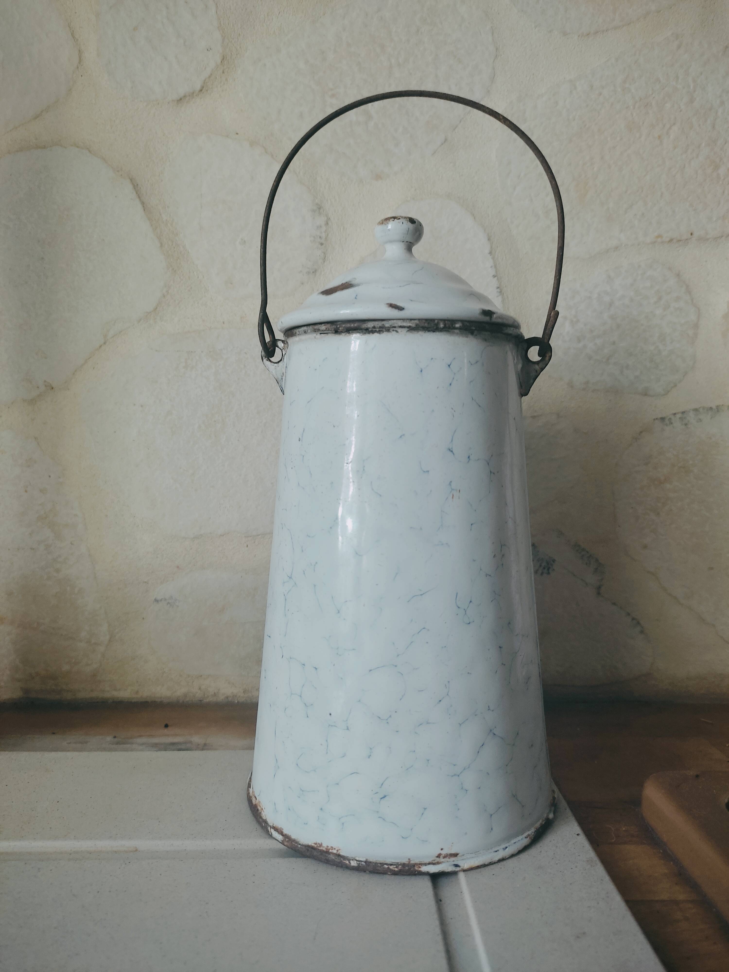 Pot a lait en métal émaillé