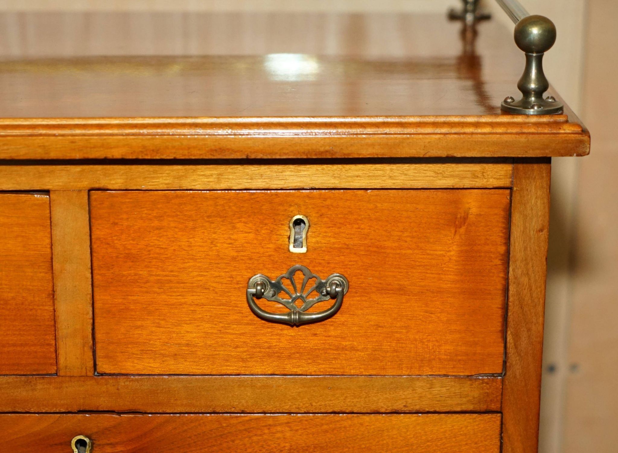 Commode haute victorienne en noyer avec galerie bronzée