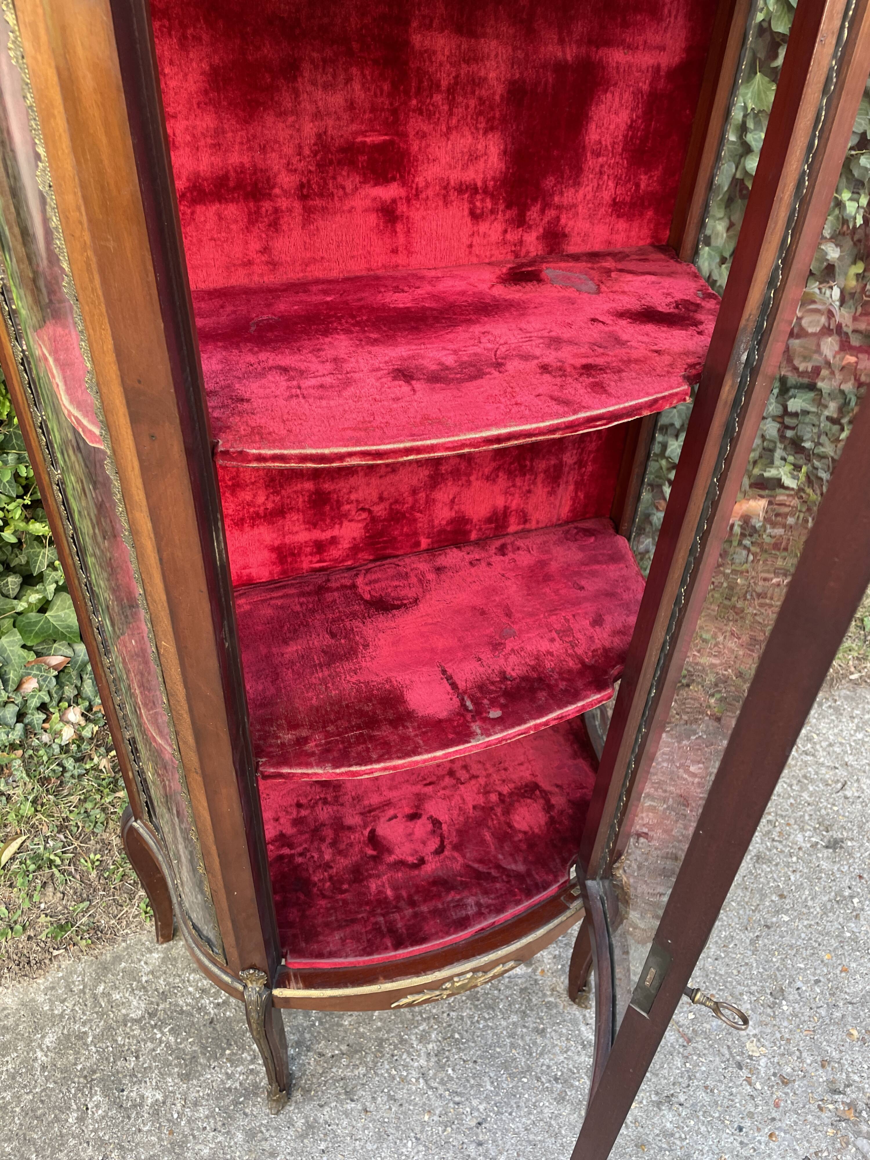 Small display case with curved glass in the Transition / Louis XVI style.