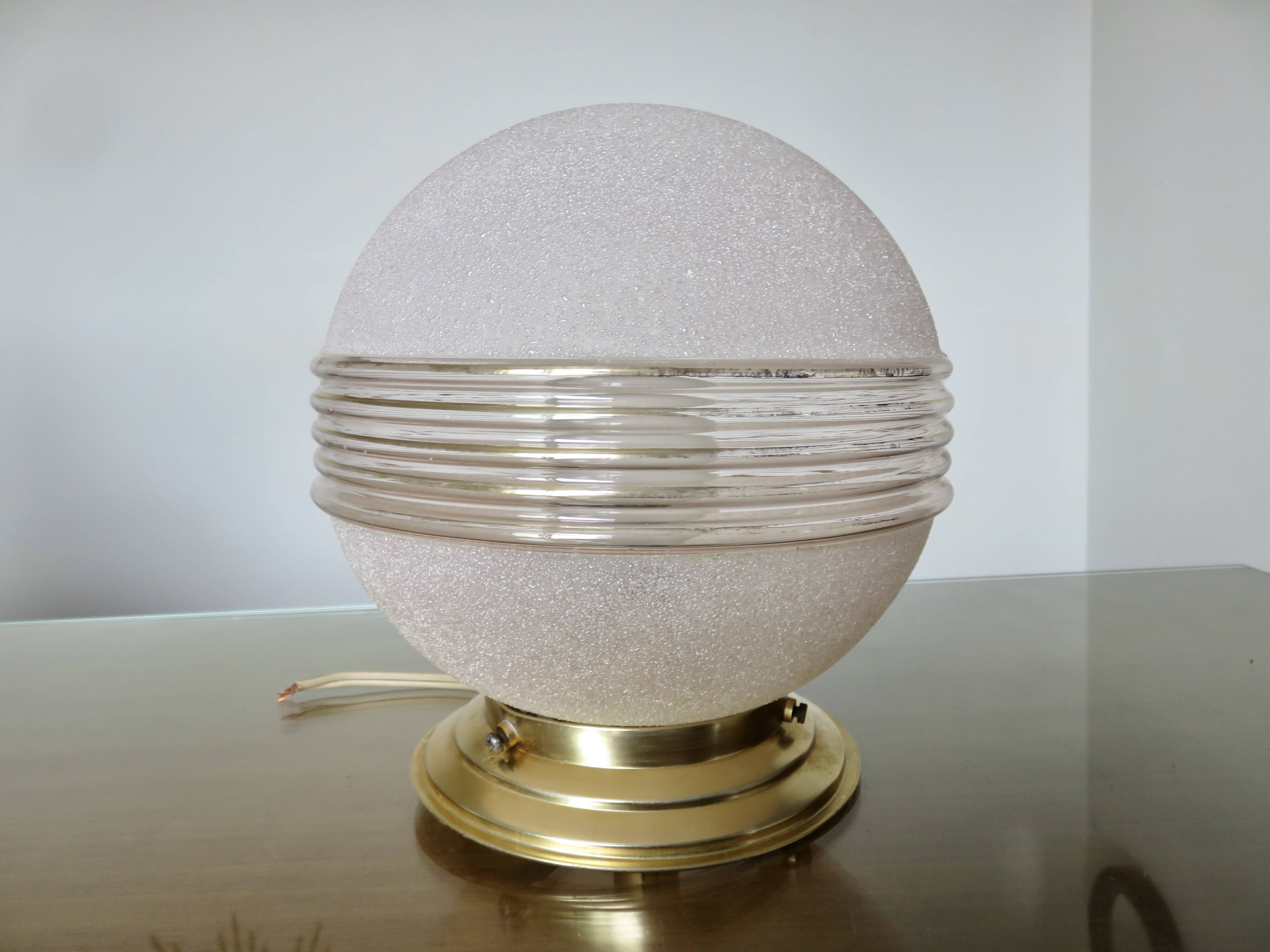 Plafonnier "globe" en verre granité rose,  liserés dorés, vers 1950 ou 1960