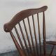 Rocking chair vintage années 50 foncé accoudoirs courbé