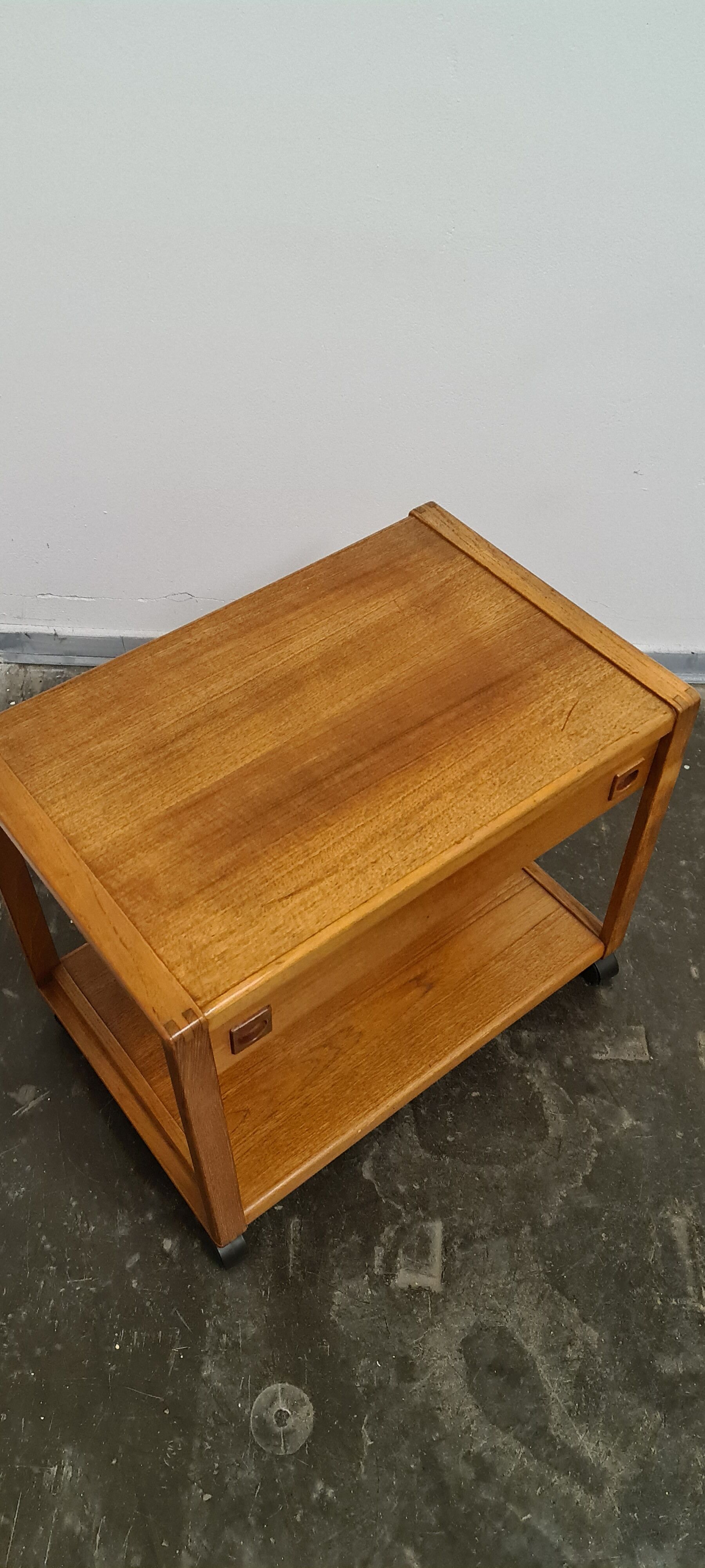Table d’extrémité en teck vintage ou chariot tv