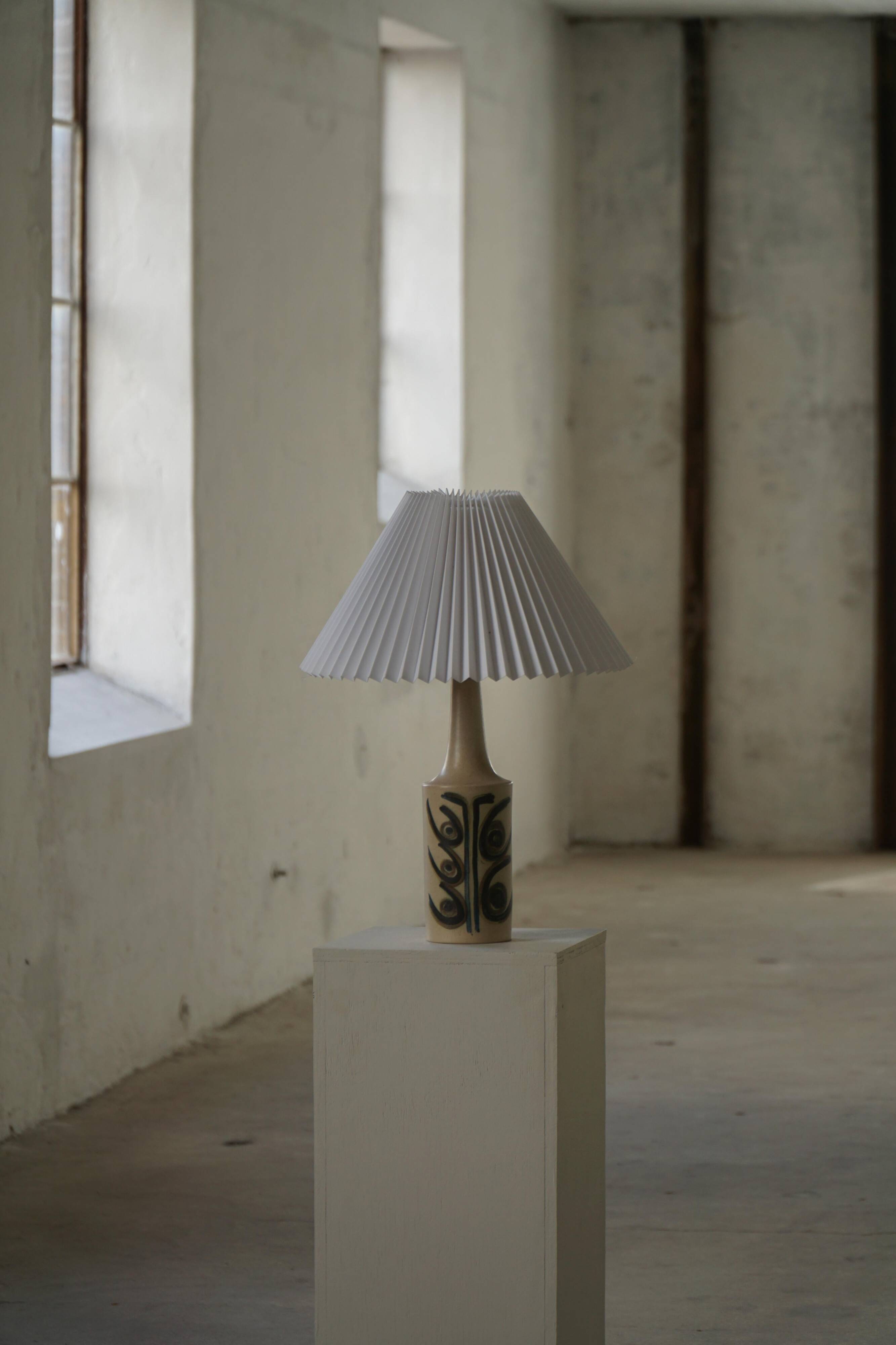 Lampe de table danoise moderne en grès émaillé, Okela, années 1960