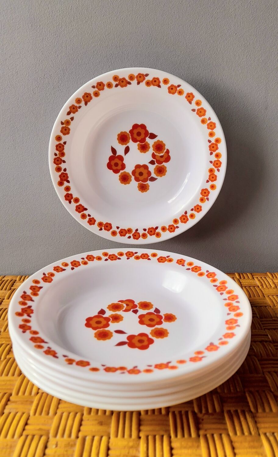 Arcopal Lotus 70s plates