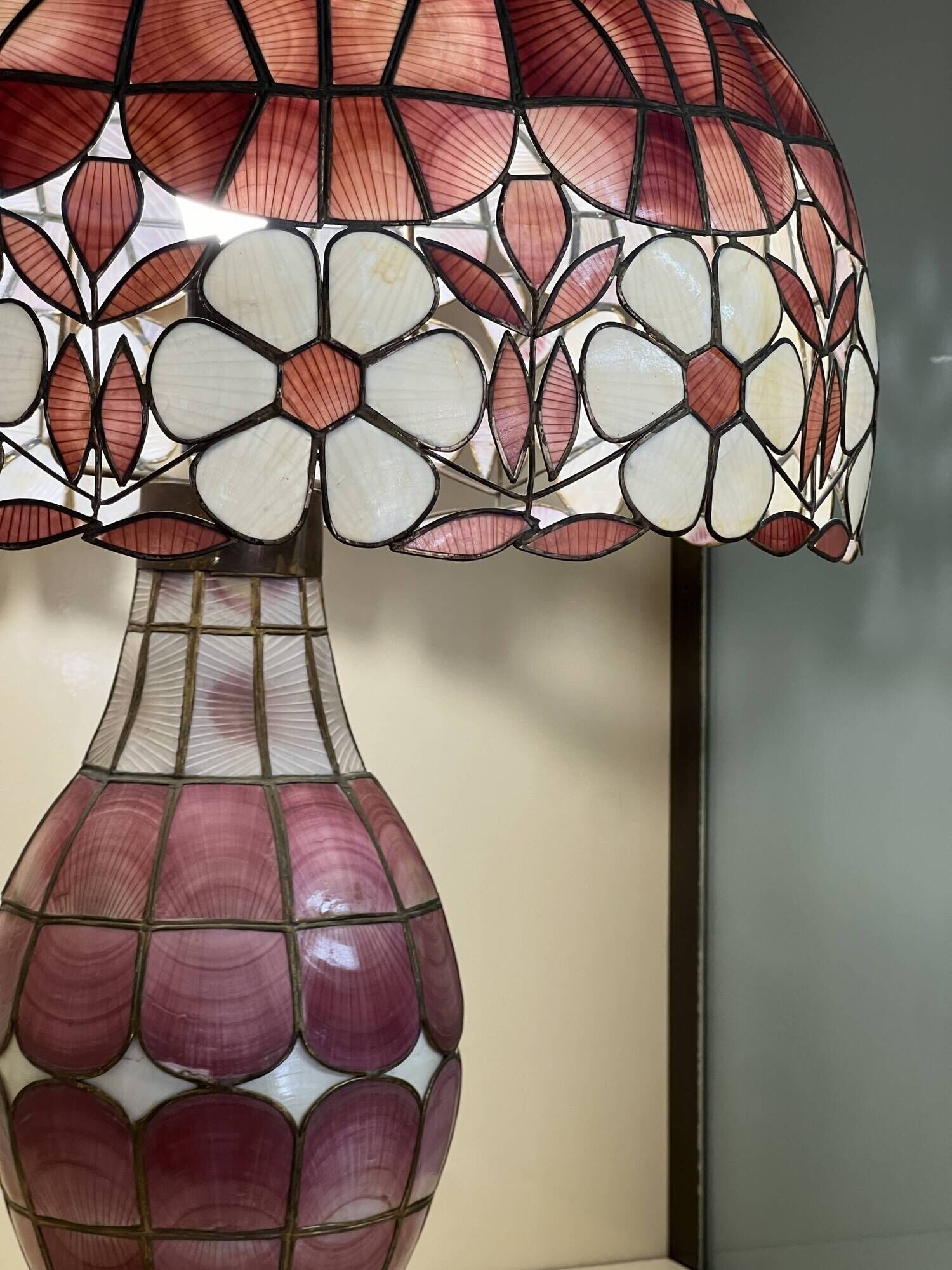 Tiffany-style lamp in mother-of-pearl.