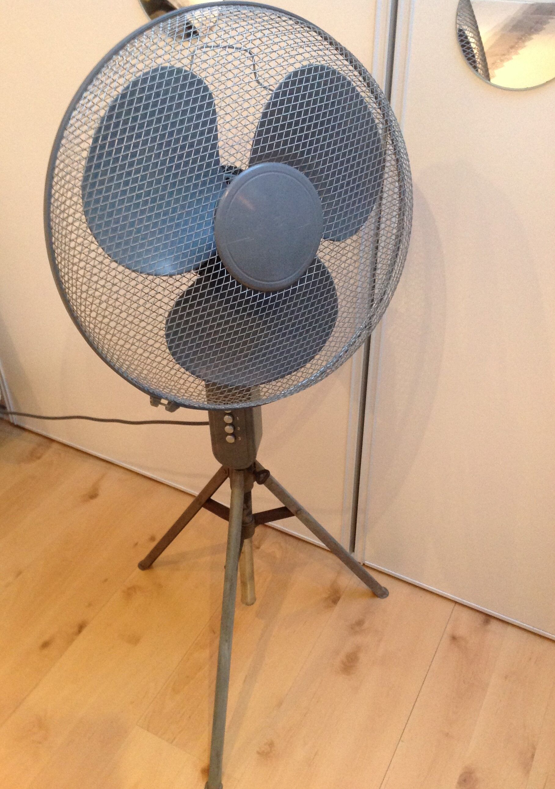 Anthracite grey fan on foot tripods 70/80