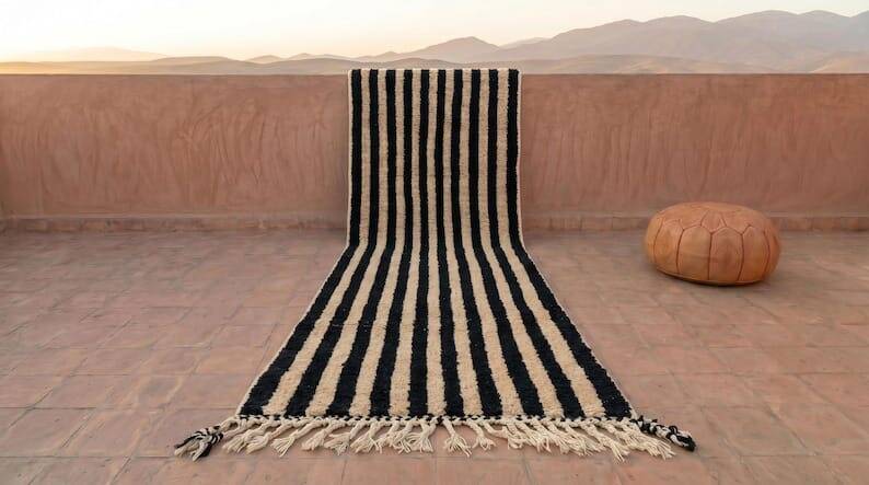 Handmade traditional Beni Ouarain carpet, white and black, 75/300.