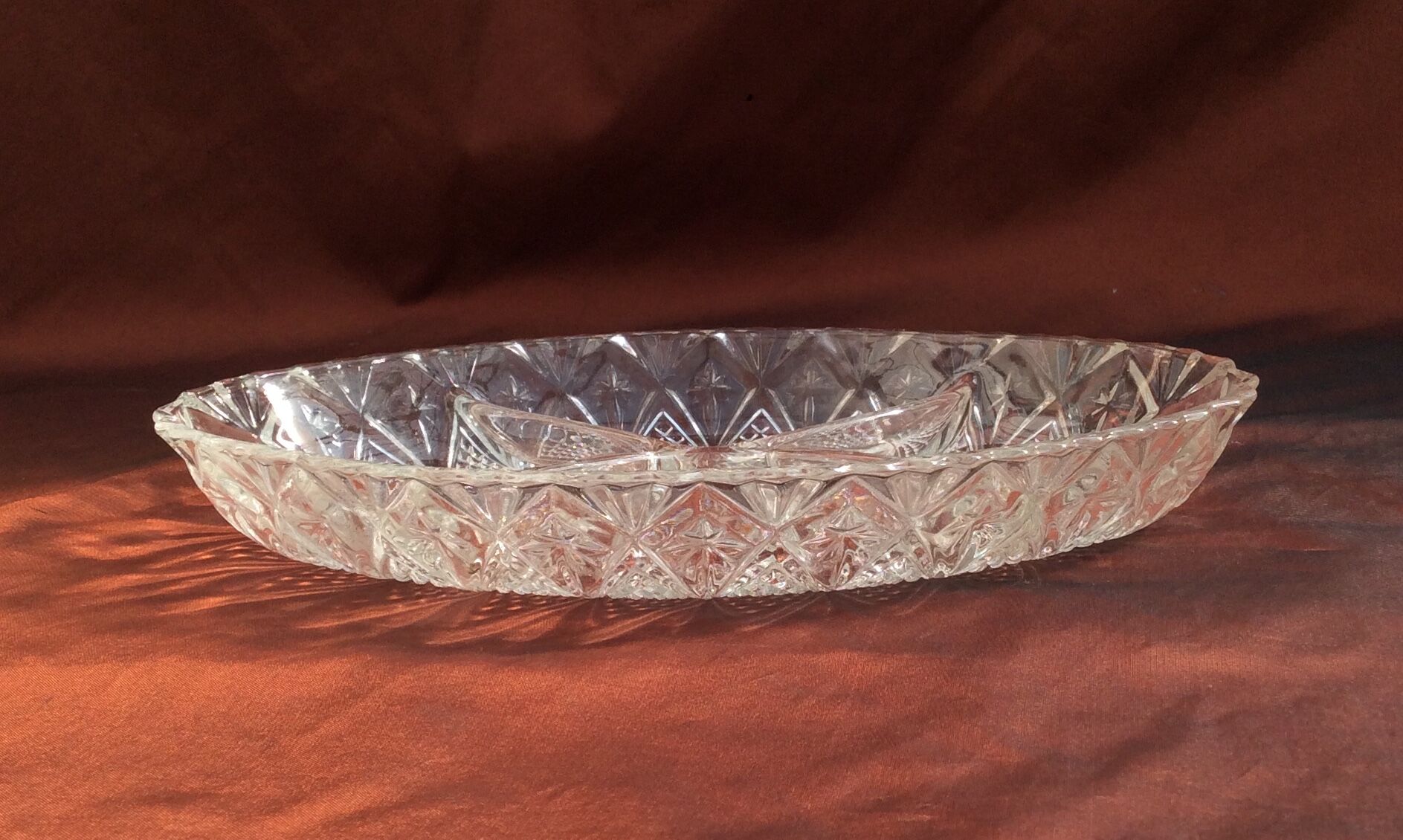 Sculpted oval glass plate with 4 compartments