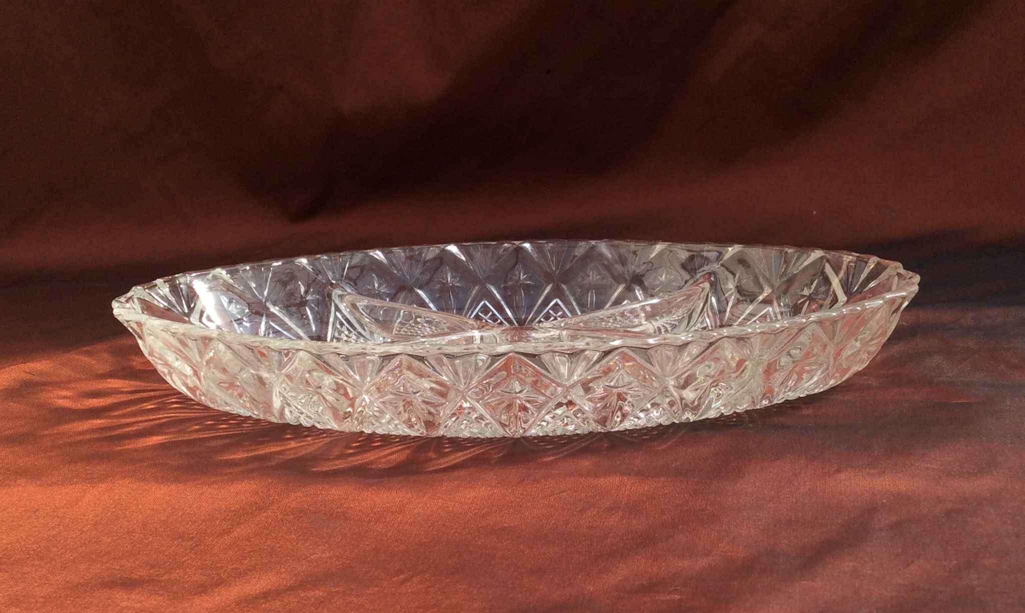 Sculpted oval glass plate with 4 compartments