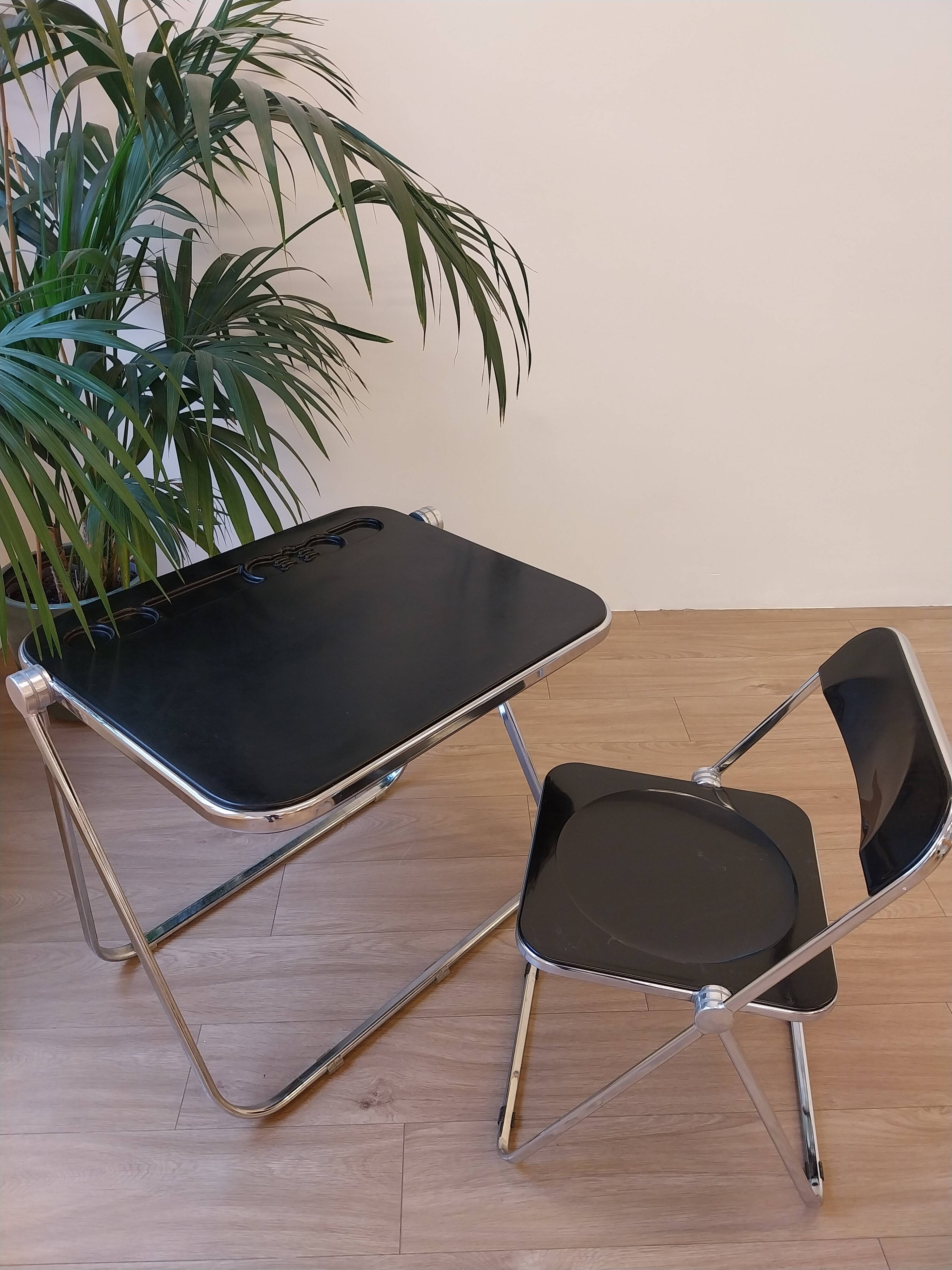 Vintage lot design – Platone table + black Plia chairs – Anonima Castelli