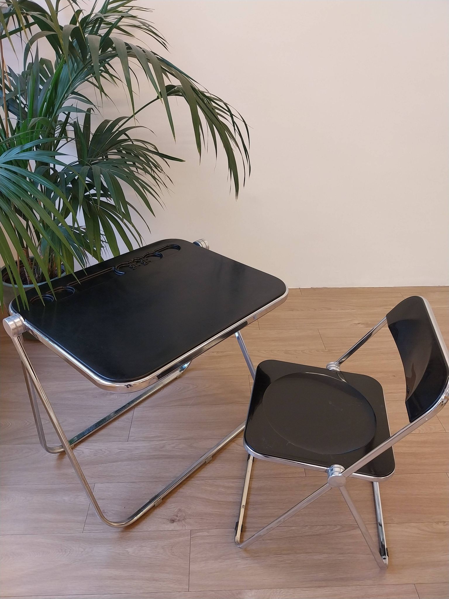 Table Platone et chaise Plia noires – Anonima Castelli